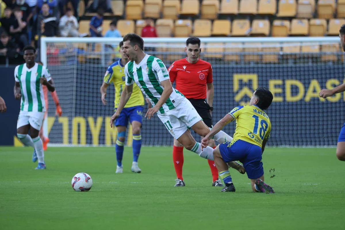 Ander Yoldi es derribado por Matos durante un lance del cruce en el Nuevo Mirandilla.