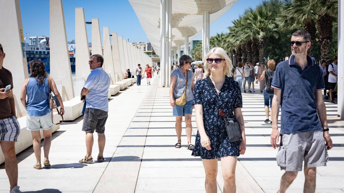 Turistas en el Muelle Uno