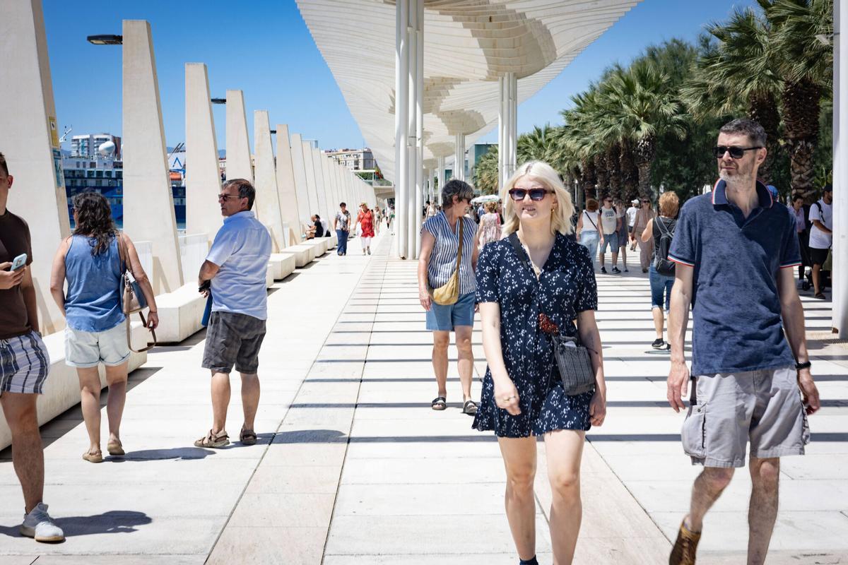 Turistas en el Muelle Uno