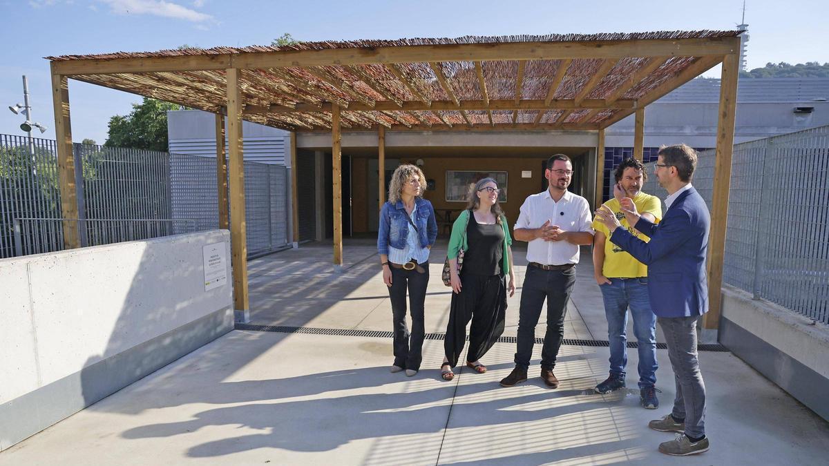 La visita de l'Ajuntament al pati de l'escola Pericot, un dels espais renaturalitzats.