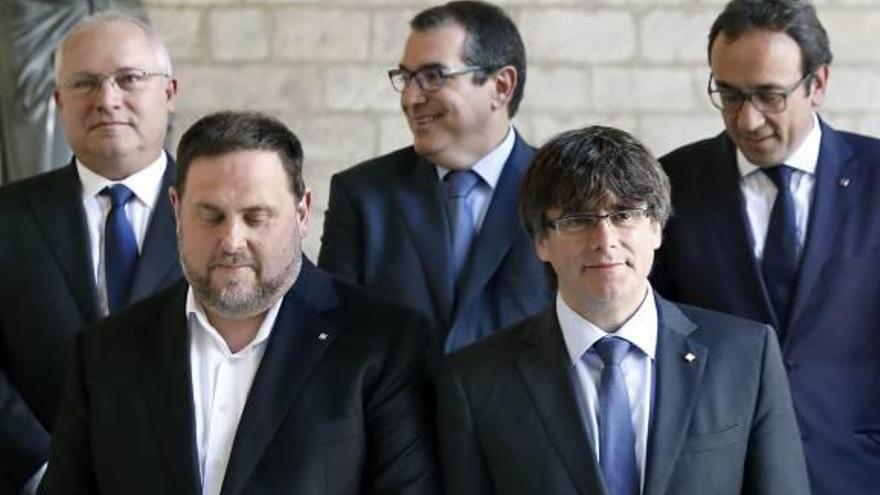 Junqueras i Puigdemont, durant la foto de família del nou Govern.