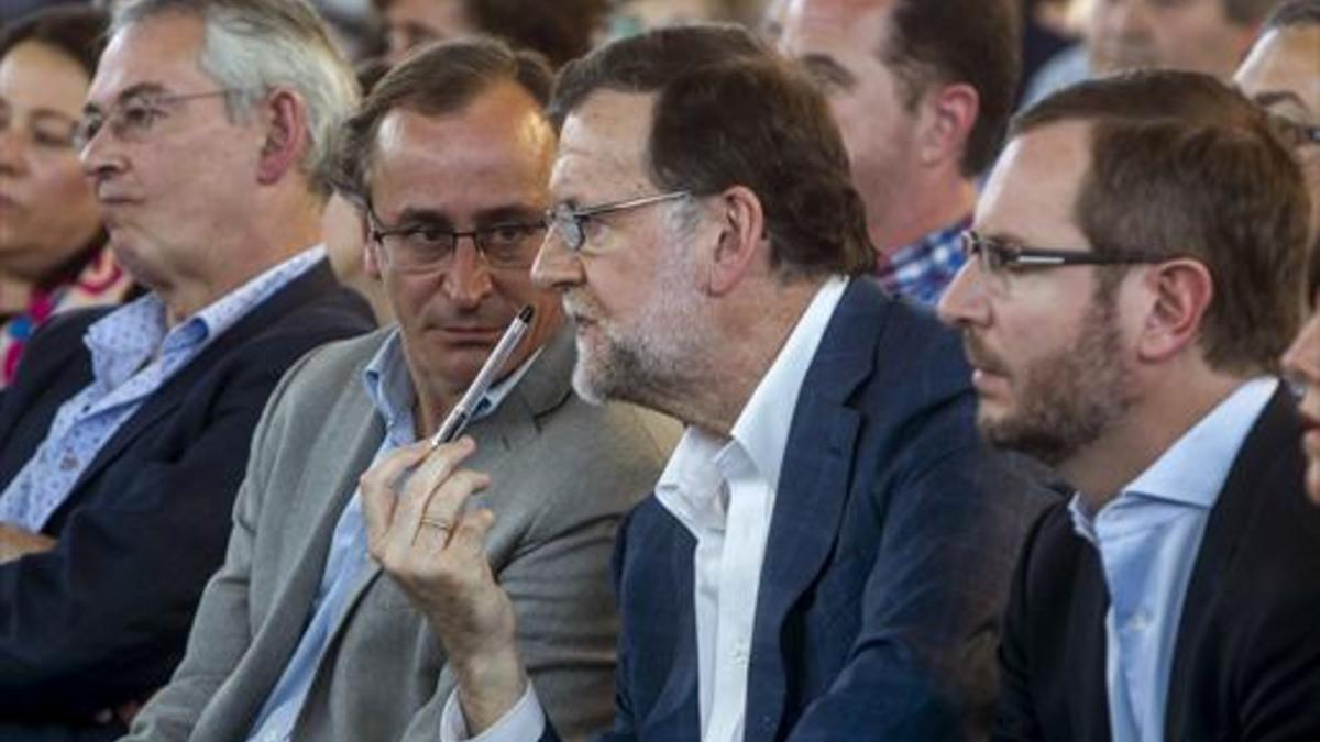 Rajoy, ayer, en Durango con Alfonso Alonso (izquierda) y Javier Maroto.