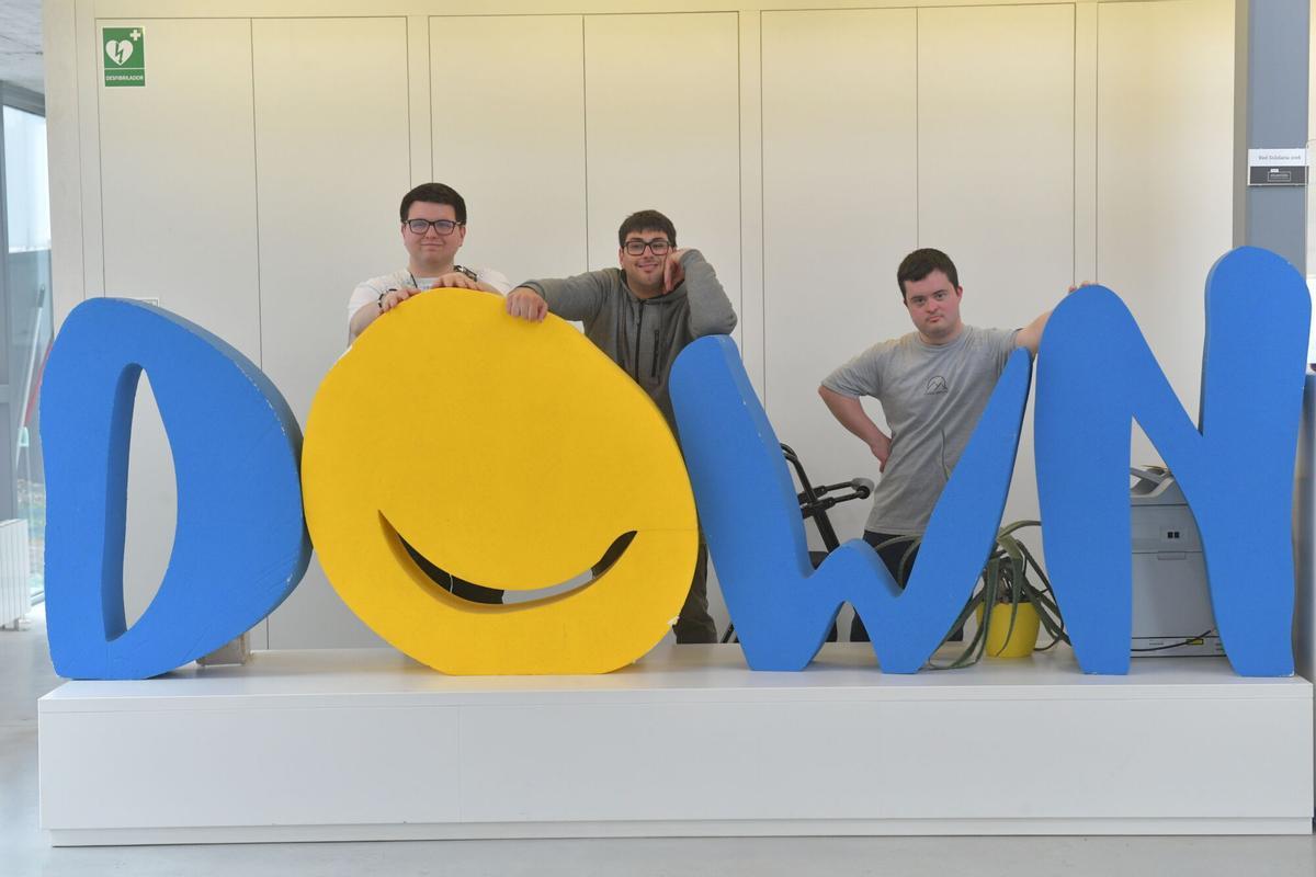 Carlos, Pedro y José Manuel, compañeros de Down Coruña logran el primer contrato de alquiler
