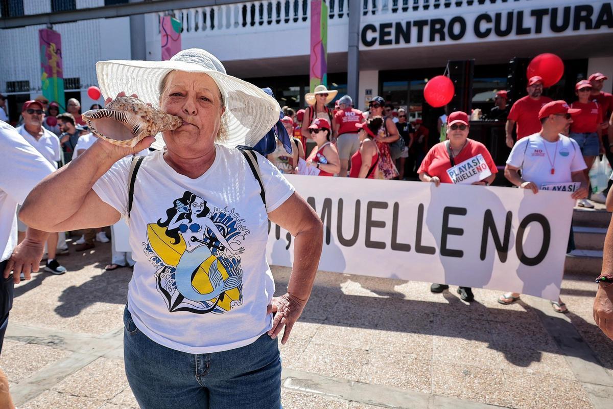 Manifestación en contra de la ampliación del puerto de Los Cristianos
