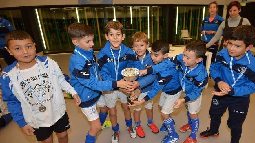 El equipo prebenjamín del Áncora d´Ouro celebrando la victoria en un torneo en Salceda. // Gustavo Santos