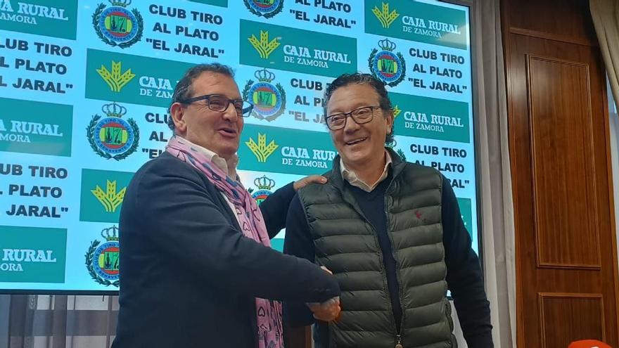 Narciso Prieto y Alberto Marcos se estrechan la mano en señal del acuerdo entre Caja Rural y Cub Tiro &quot;El Jaral&quot;
