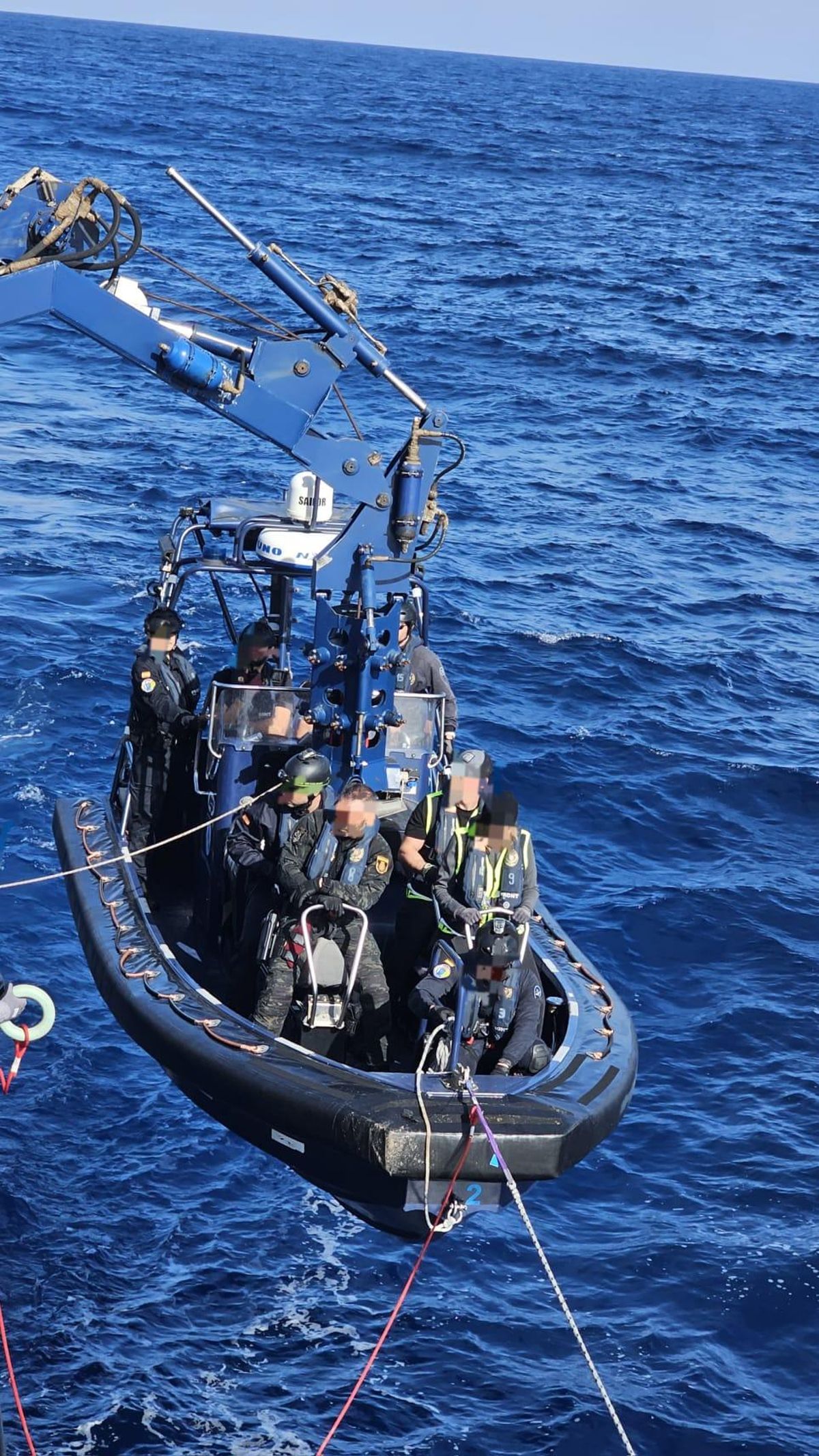 Pescante del 'Cóndor' en el que los agentes descienden para hacer abordajes y que se rompió