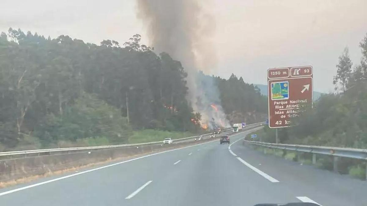 Declarado un incendio en los márgenes de la AP-9 a su paso por Padrón