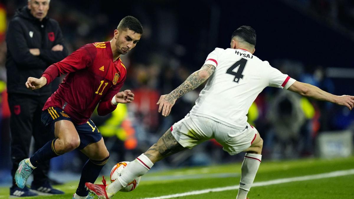 L’autor del gol Ferran Torres intentant un regat ahir al duel contra Albània.  | EFE/ENRIC FONTCUBERTA