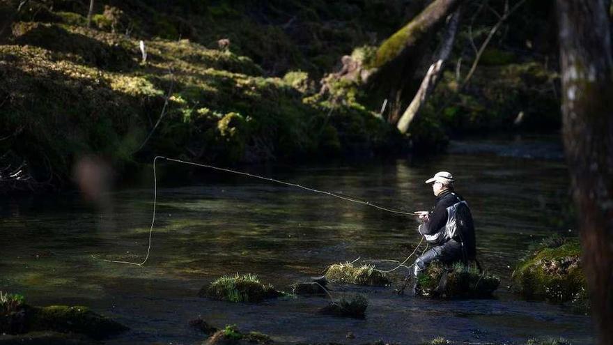 Un pescador en el río Verdugo. // Gustavo Santos