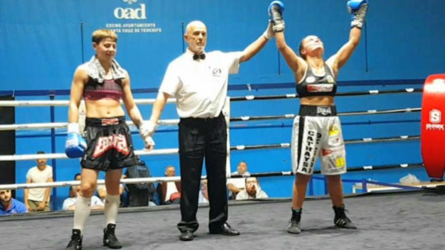 Cathaysa Delgado celebra su victoria ante Gabriella Mezei.