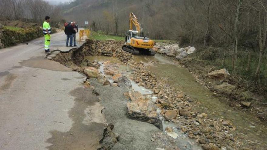 La carretera de Llanu Con a Gamonéu, en obras