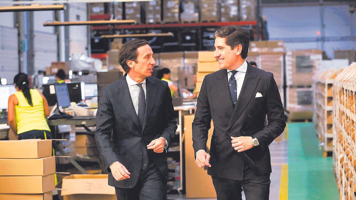 El director de operaciones Juan Jurado (izquierda) y el consejero delegado de Silbon Pablo López, en el interior de la planta de Silbon ubicada en Las Quemadas.