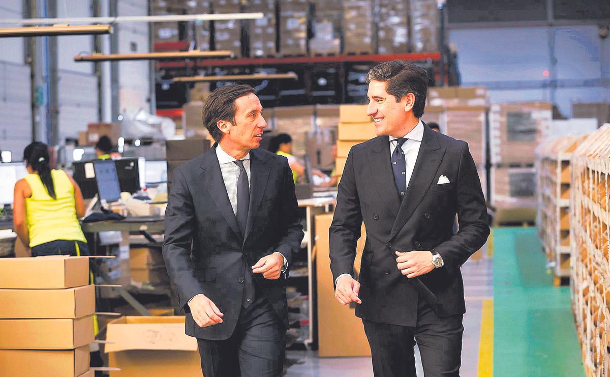 El director de operaciones Juan Jurado (izquierda) y el consejero delegado de Silbon Pablo López, en el interior de la planta de Silbon ubicada en Las Quemadas.