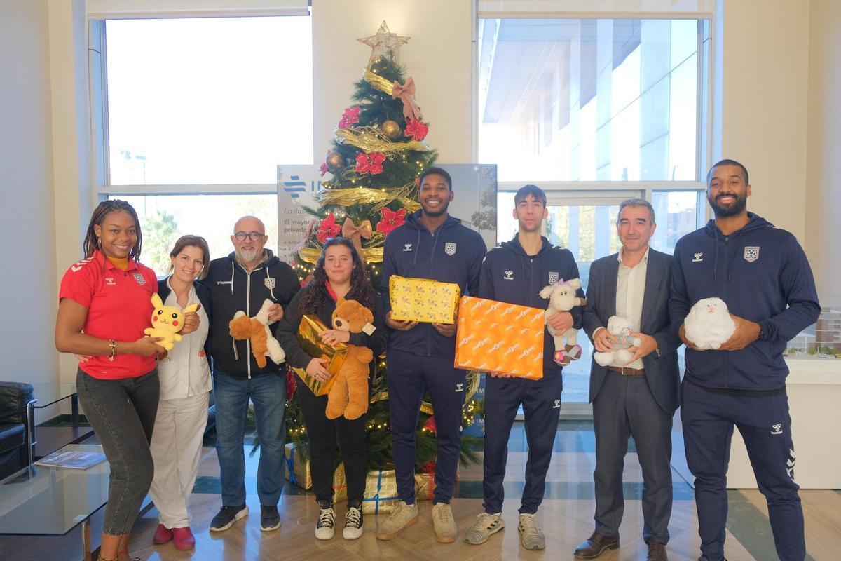 Representantes del EÓN Horneo Alicante y del IMED Levante de Benidorm en el acto de donación de juguetes