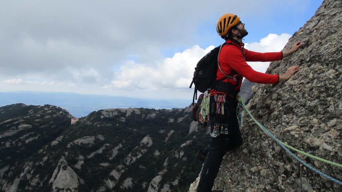 Imatges escalant a Montserrat de Jordi Pina, autor del llibre "Metres avall"
