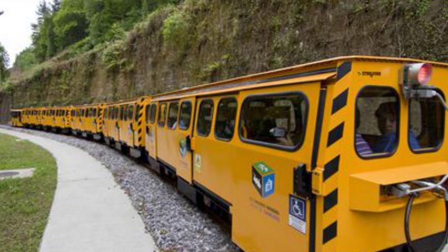 El tren minero del Samuño coge ritmo: rebasa los 30.000 visitantes este año y supera su récord desde su apertura hace una década