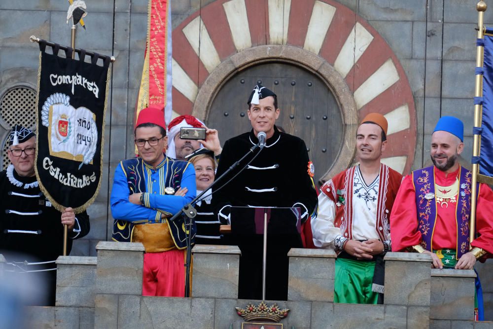 Millones de papelitos sobrevolaron a los miles de eldenses que se apiñaron cerca del castillo de Embajadas para escuchar y cantar el pasodoble Idella, que marca el comienzo de las fiestas