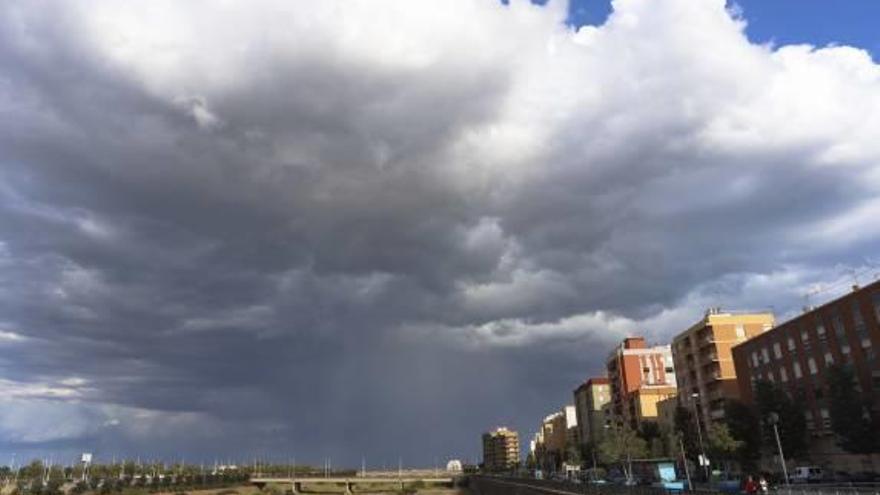 Las nubes amenazaban ayer los cielos de la comarca.