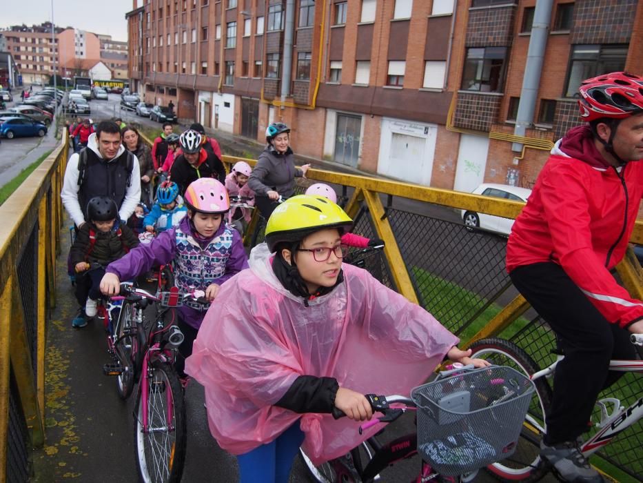 Los alumnos del Colegio Santa Bárbara de Lugones celebran el Día Mundial de la Bicicleta junto a Chechu Rubiera y Ángel García