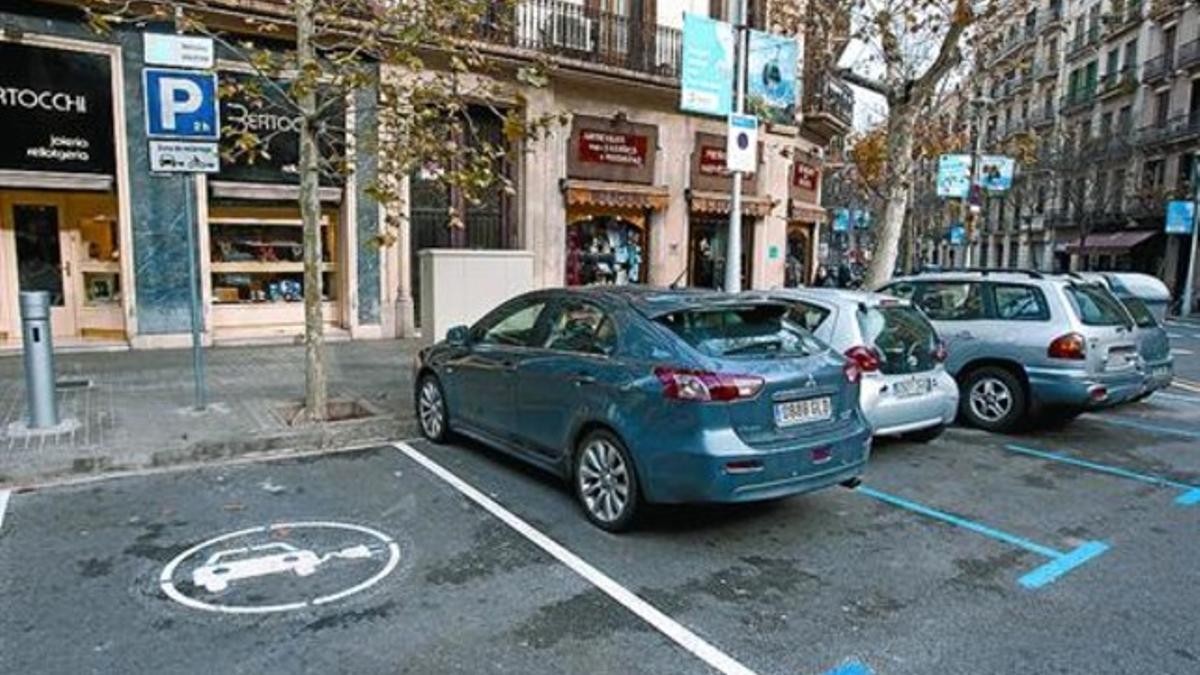 ARRIBA Y ABAJO 3 Dos puntos de recarga, uno, en el cruce de Bruc con Consell de Cent, y el otro, en el aparcamiento de BSM junto al tanatorio de Les Corts. Muy raro es el día en el que alguien les saca partido.