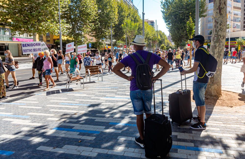 Más de 500 personas se manifiestan en Benidorm contra la decisión del cierre del ocio nocturno.