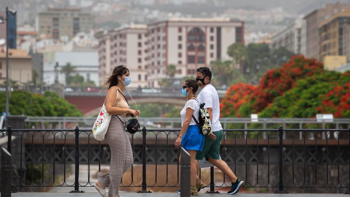 Varias personas con mascarilla caminan por Santa Cruz de Tenerife.