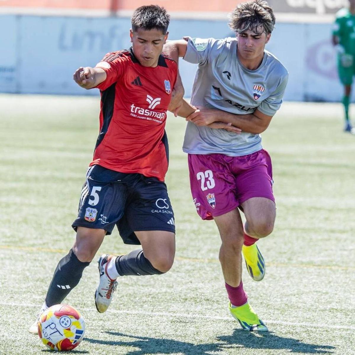 Joaco protege el cuero ante un jugador del Mercadal.
