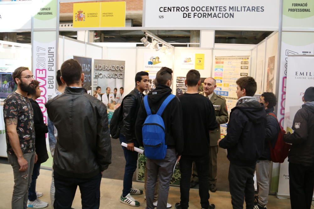 Els militars, uniformats, a l'ExpoJove de Girona