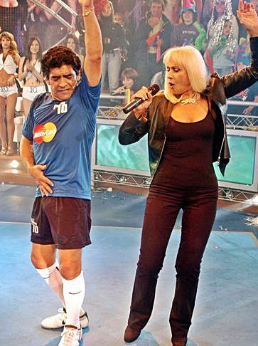 Un momento de su famoso baile con Maradona en el programa “Carràmba”.
