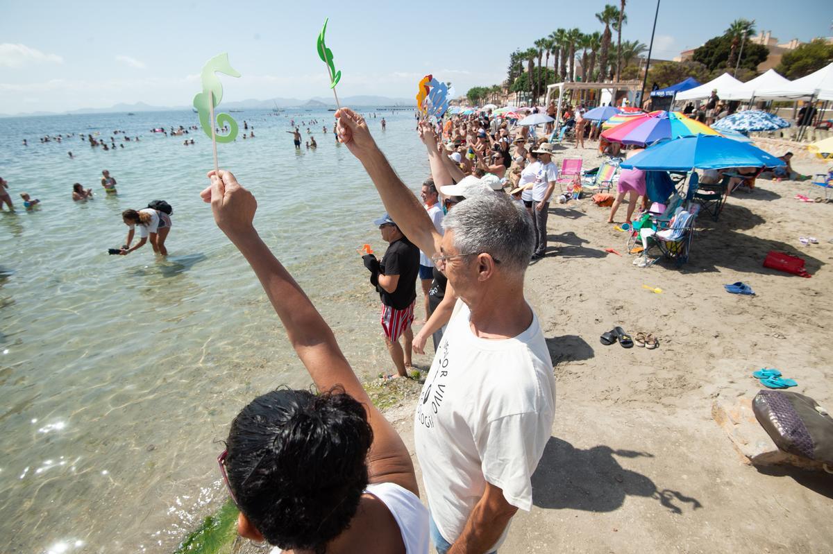 Murcia abraza al Mar Menor para reclamar su recuperación