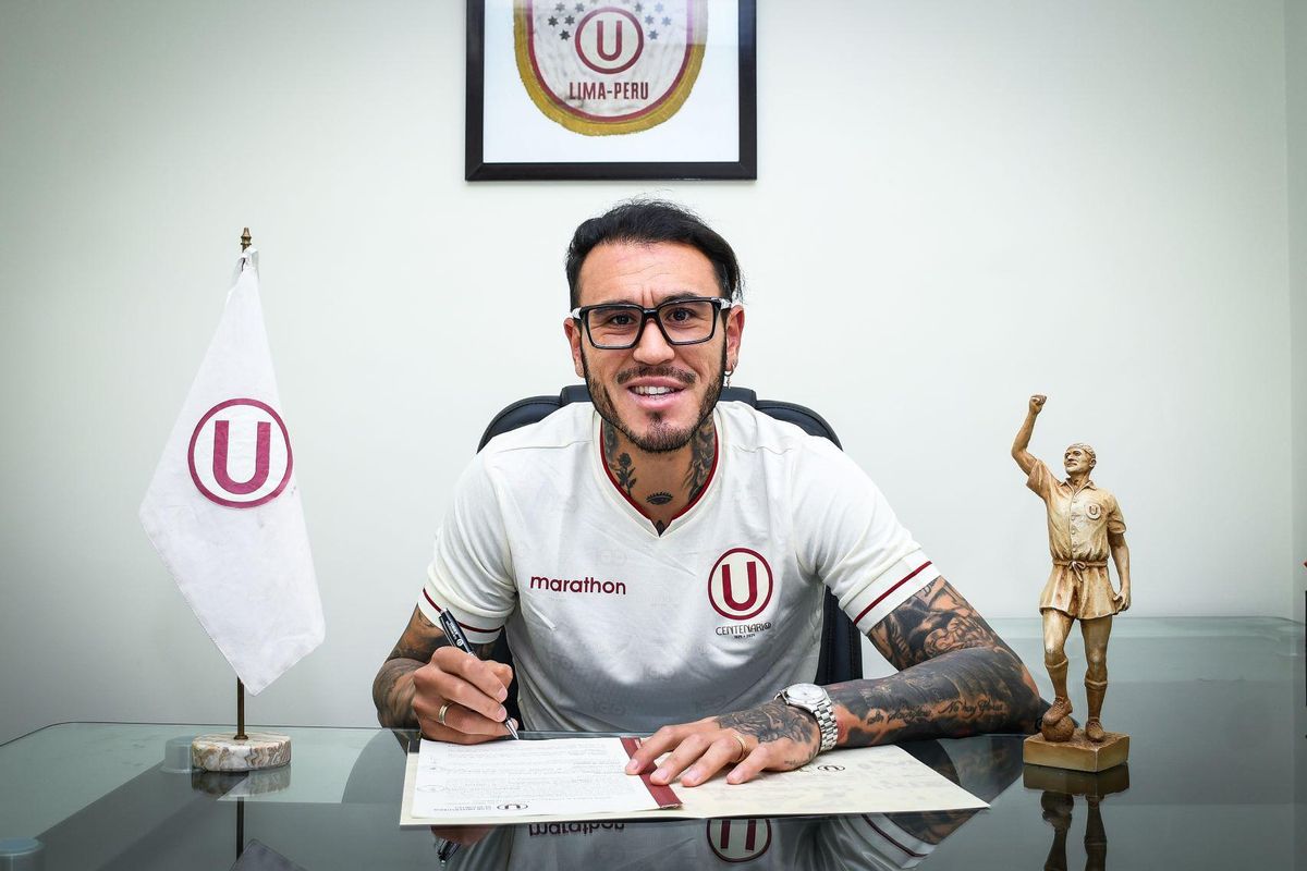 Alfonso Dulanto, firmando con Club Universitario de Deportes