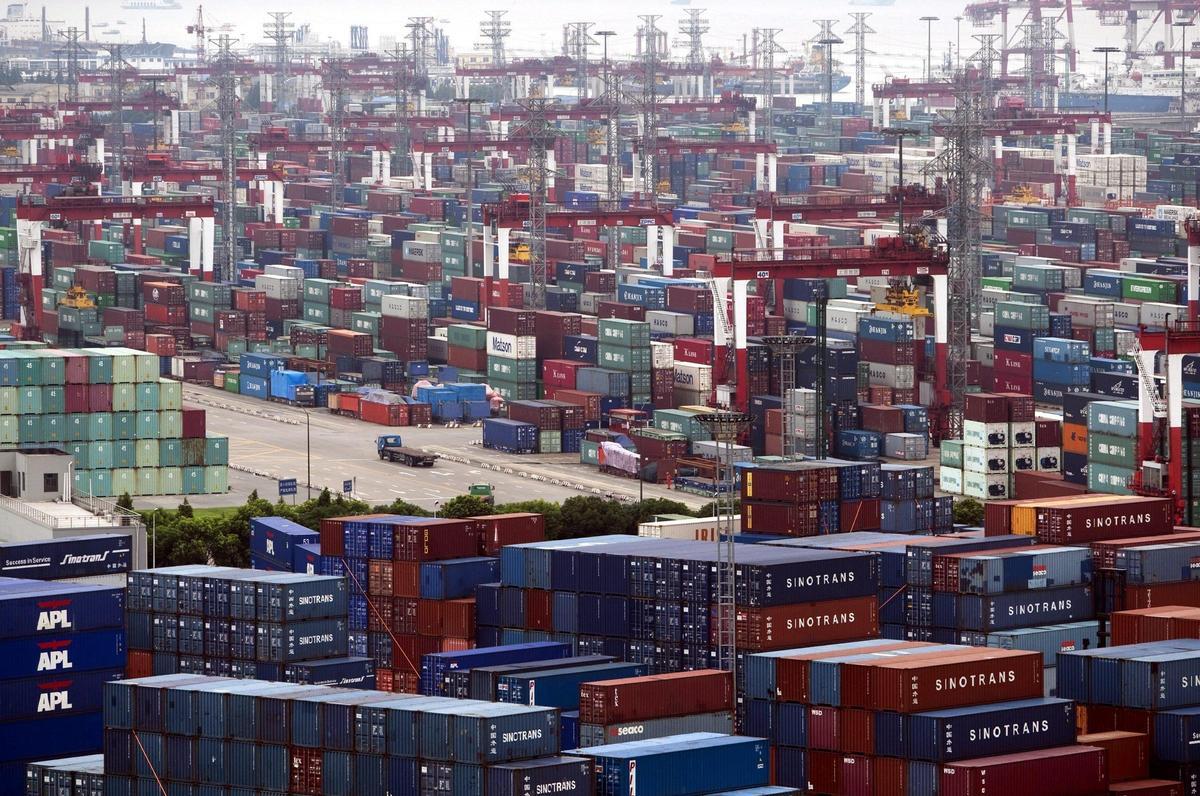 Contenedores de mercancías apilados en el puerto de Shangai, en China.