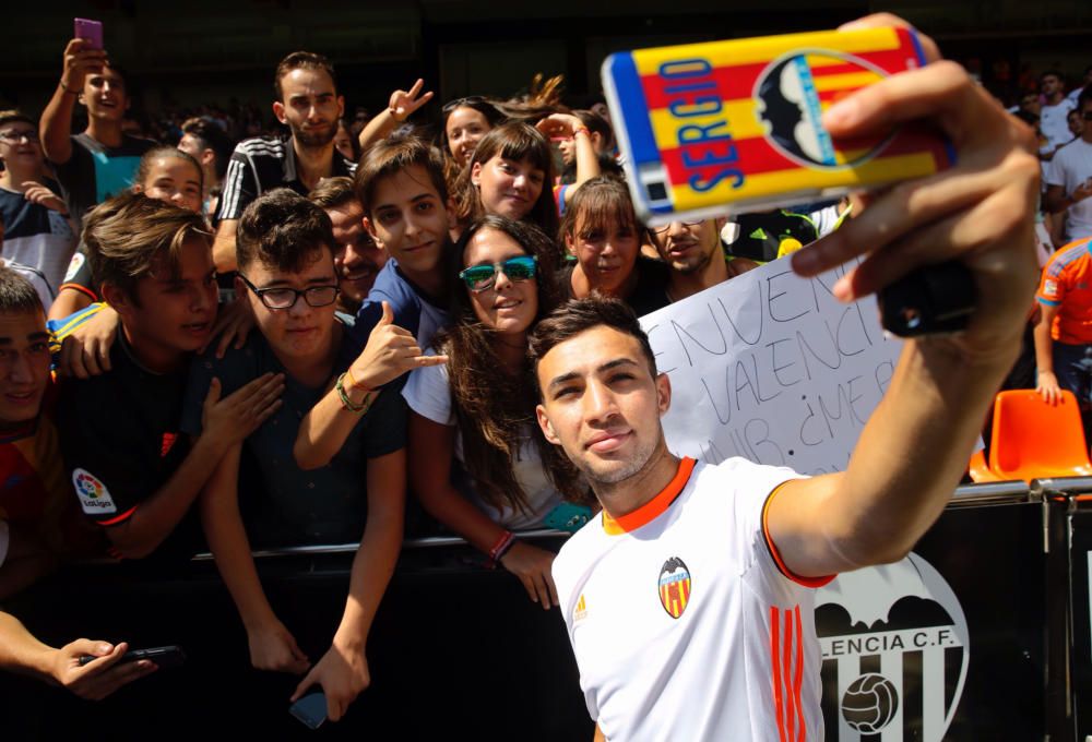 Munir, presentado con el Valencia CF