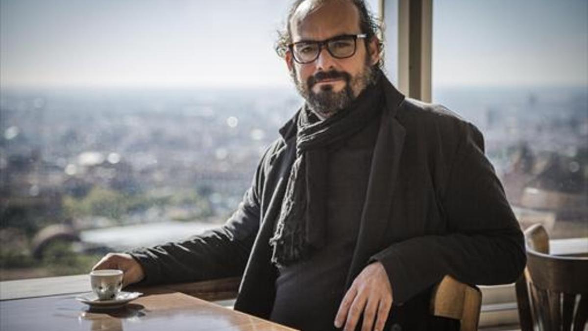 El actor Òscar Rabadán, en el bar Mirablau, con la ciudad a sus pies, en el distrito en el que él ha vivido siempre.