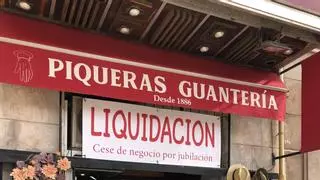 Cierra Guantes Piqueras, la última tienda histórica de Plaza de la Reina