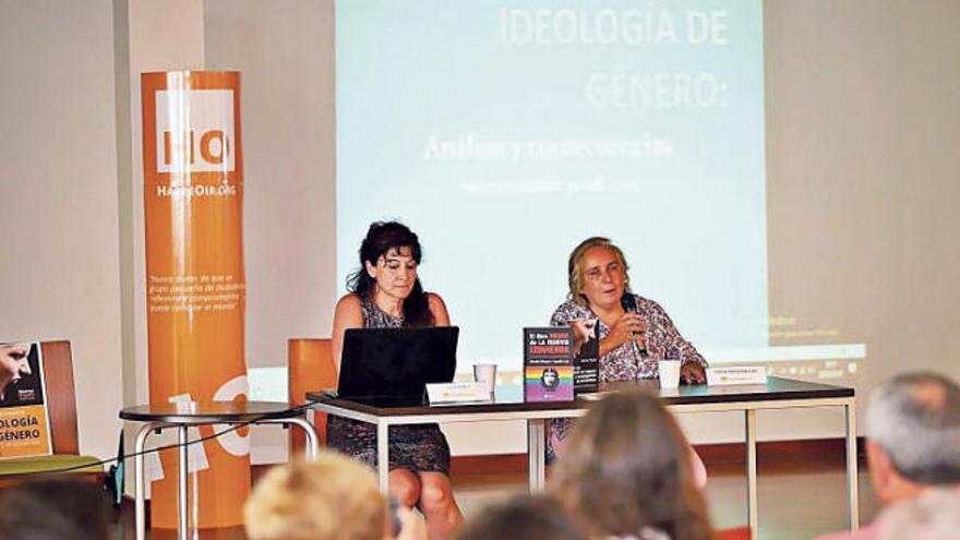 De derecha a izquierda, Alicia Rubio, parlamentaria de Vox en la Asamblea de Madrid, y Teresa García-Noblejas, ayer.