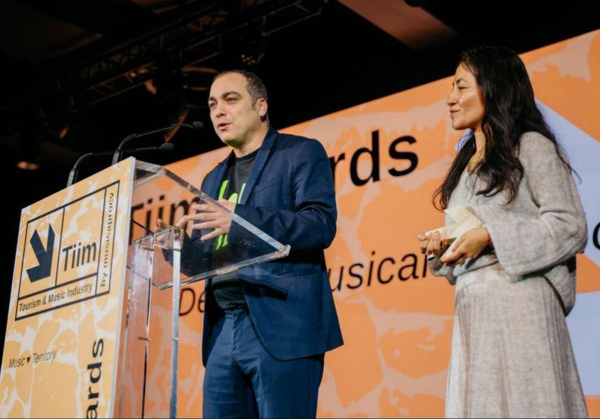 Sampériz y Ortiz, recogiendo el reconocimiento.