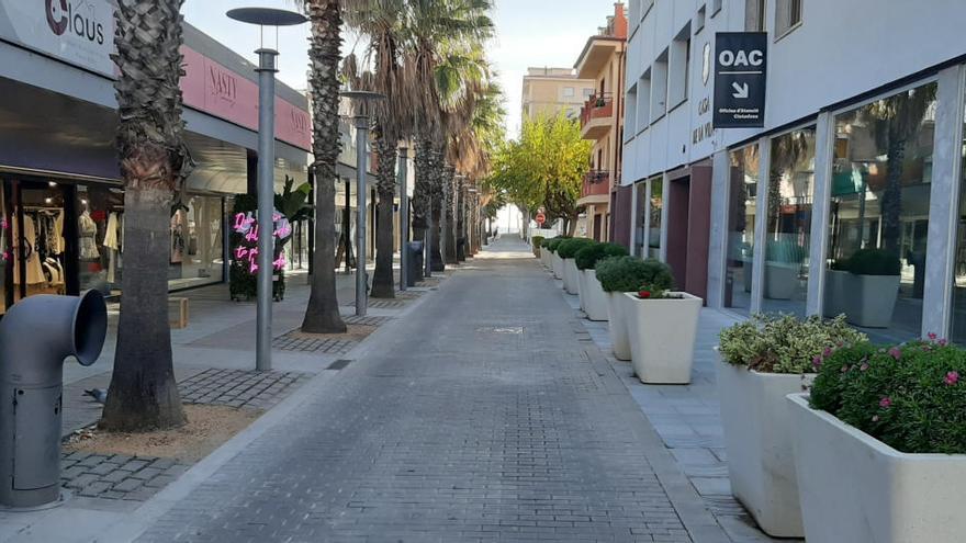 El carrer de l&#039;Ajuntament que porta a la platja de Platja d&#039;Aro, completament buit |