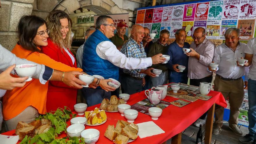 El tradicional brindis con tinto Barrantes, ayer en la bodega de Emilio Mosteiro Carro. |   // IÑAKI ABELLA