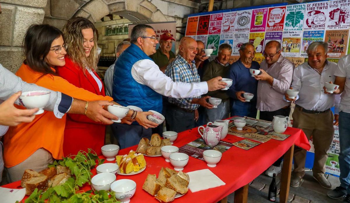 El tradicional brindis con tinto Barrantes, ayer en la bodega de Emilio Mosteiro Carro. | // IÑAKI ABELLA
