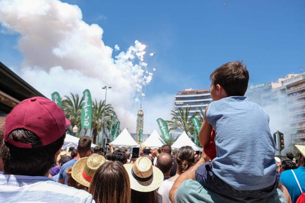 La mascletà de la pirotecnia valenciana Fuegos Artificiales del Mediterráneo hace retumbar la emblemática plaza con un disparo compacto con un potente final terrestre y aéreo