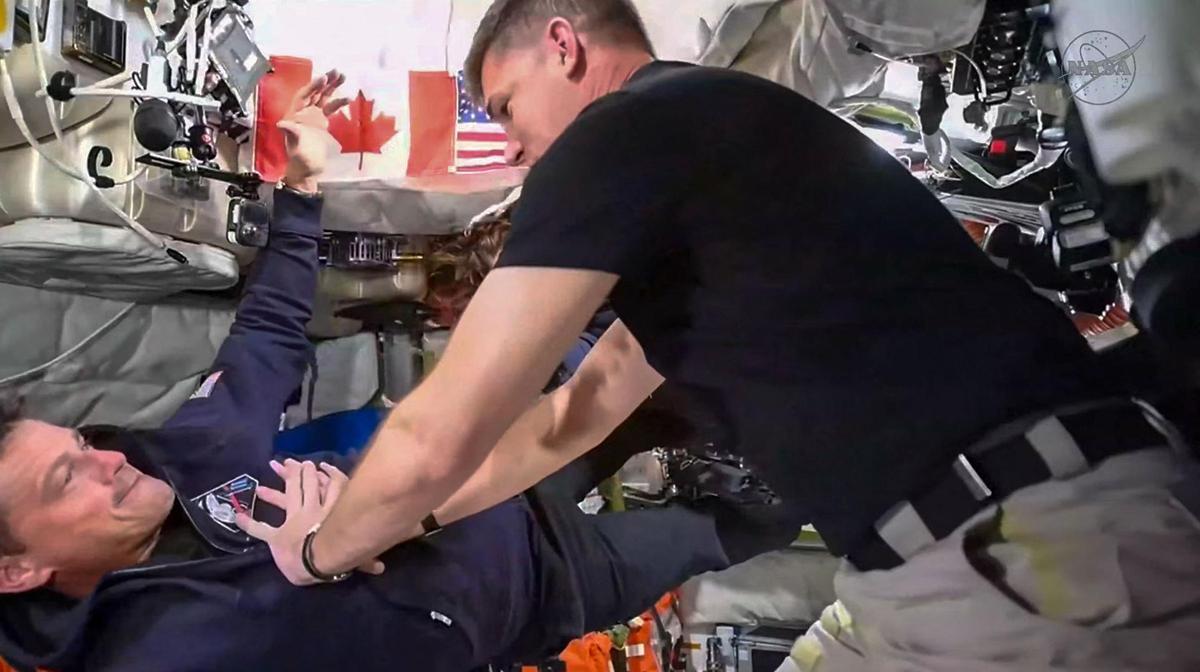 Los astronautas de la misión Artemis II, Jeremy Hansen, y el comandante Reid Wiseman, haciendo un simulacro de RCP a bordo de la nave