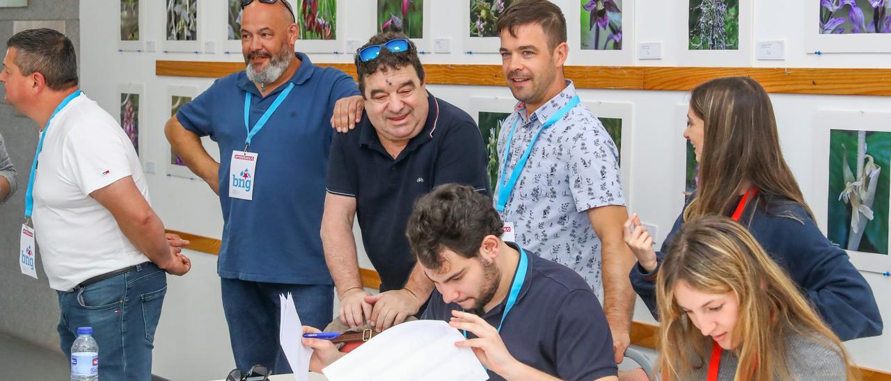 Los integrantes de una mesa de Catoira examinan el censo, durante la jornada del 28 de mayo.