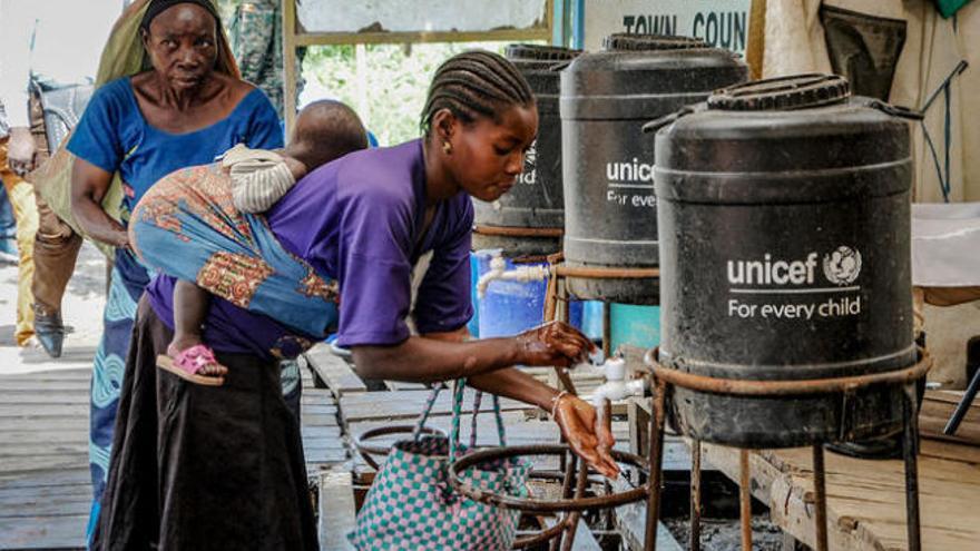 Una mujer se lava las manos para evitar que el ébola se disemine.