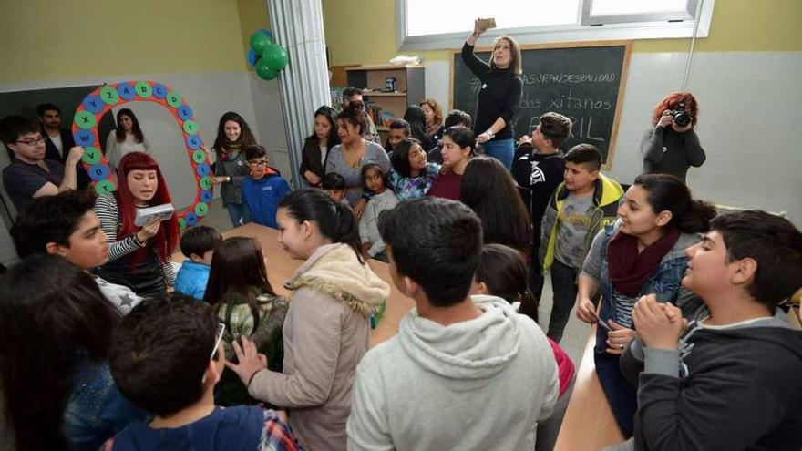 Un momento del pasapalabra caló en el que participaron estudiantes y sus familias. // Gustavo Santos