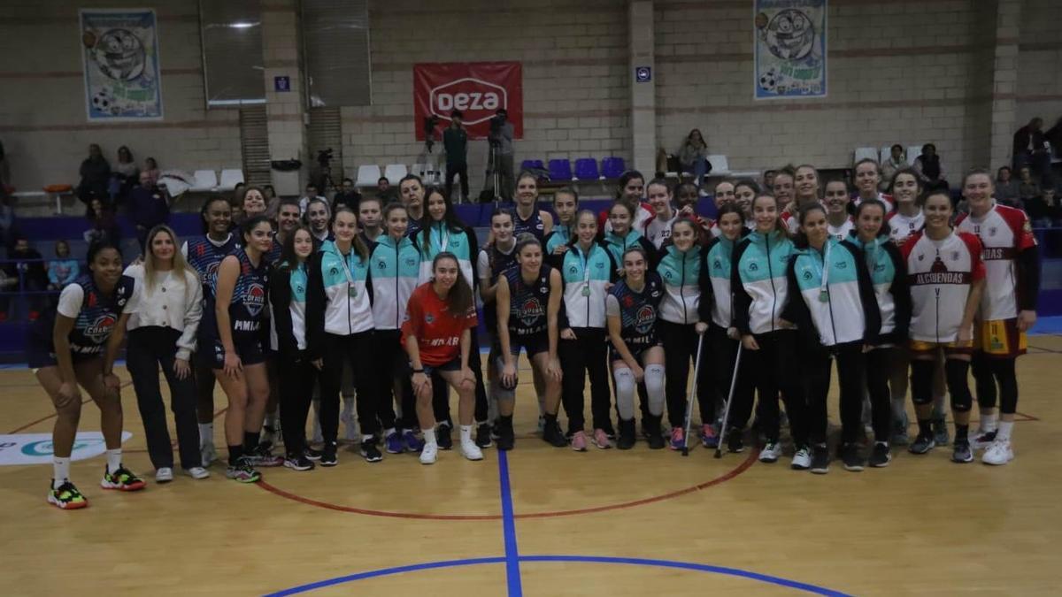 La seleción infantil femenina cordobesa, junto a las jugadoras de los dos equipos.