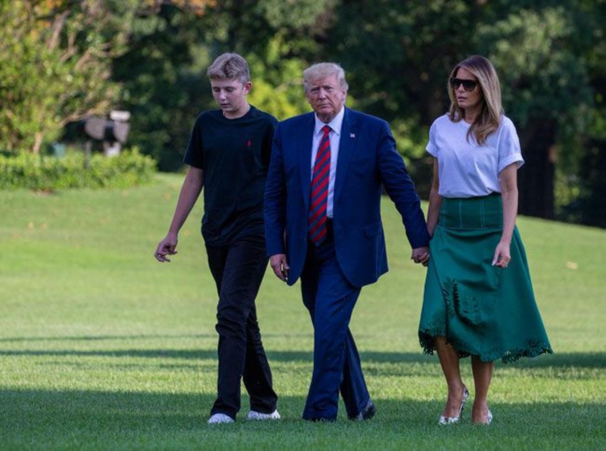 Melania Trump con camiseta blanca de manga corta arremangada