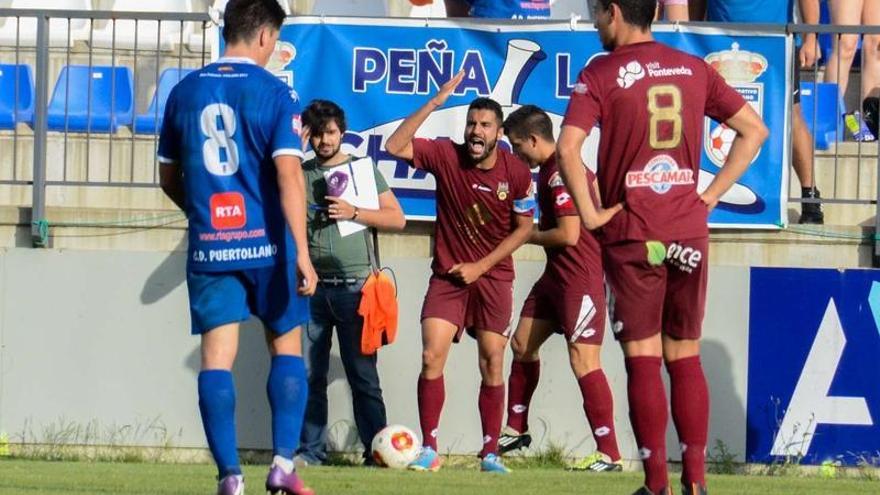 Tubo protesta una acción en el partido que Pontevedra y Puertollano disputaron ayer en el estadio del Cerrú.