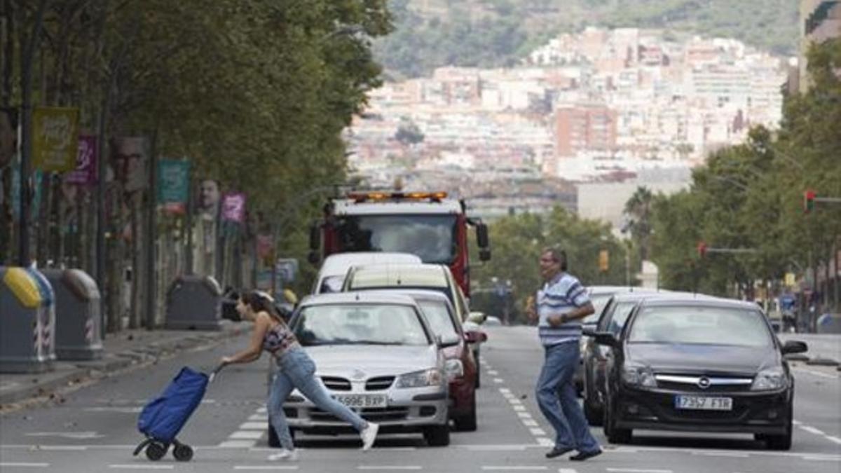 Los peatones cruzan 26 largos metros de carriles de tráfico.